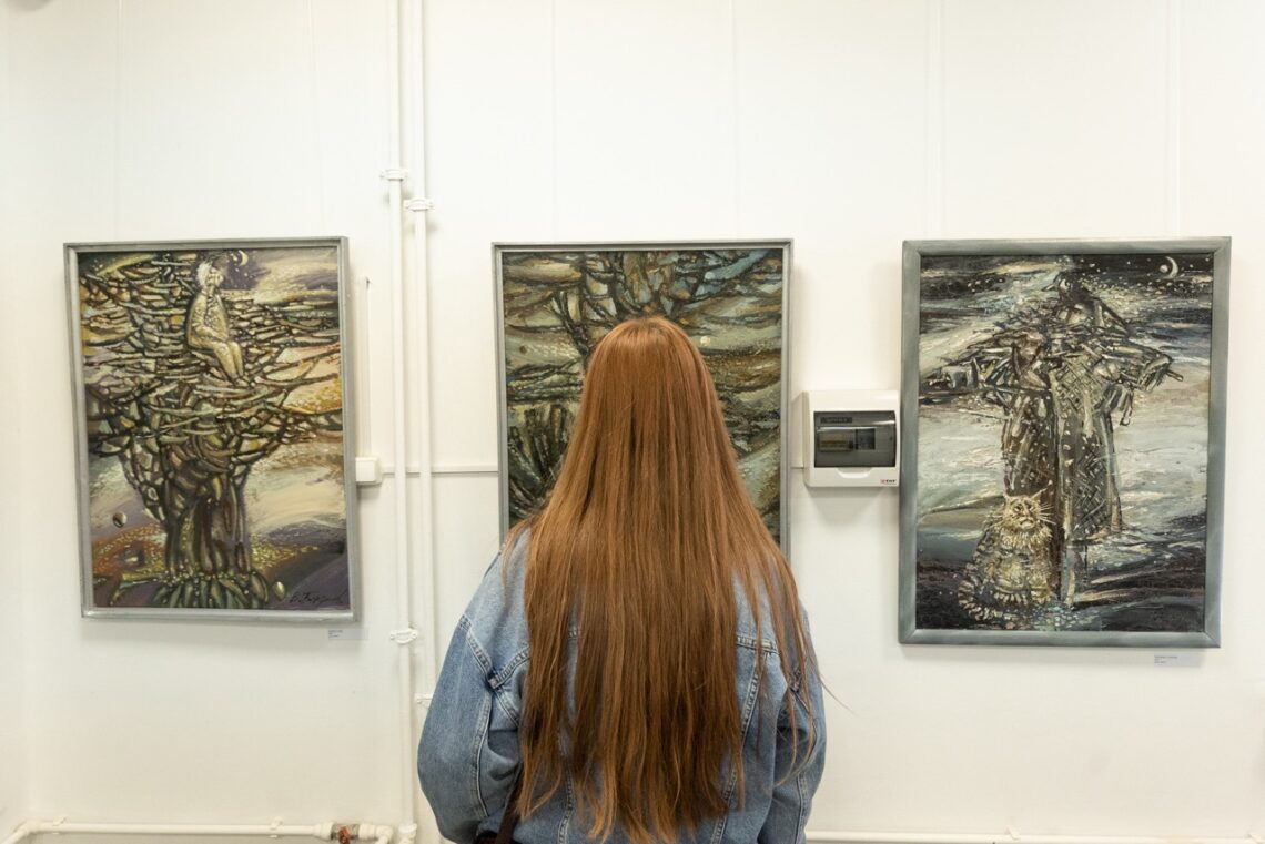 Выставка «Деревянные берега» открылась в Псковской драме. Фото
